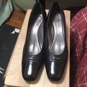 Naturalizer brand  preloved pre owned good condition black heeled dress shoes